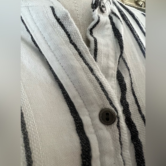 Lucky Brand button front soft linen shirt with roll tab sleeves - Picture 5 of 11